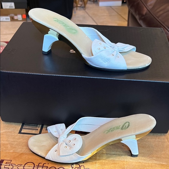 Onex Women’s Crystal Leather Sandals in White Leather and Gold Accents Sz 38 - Picture 1 of 16